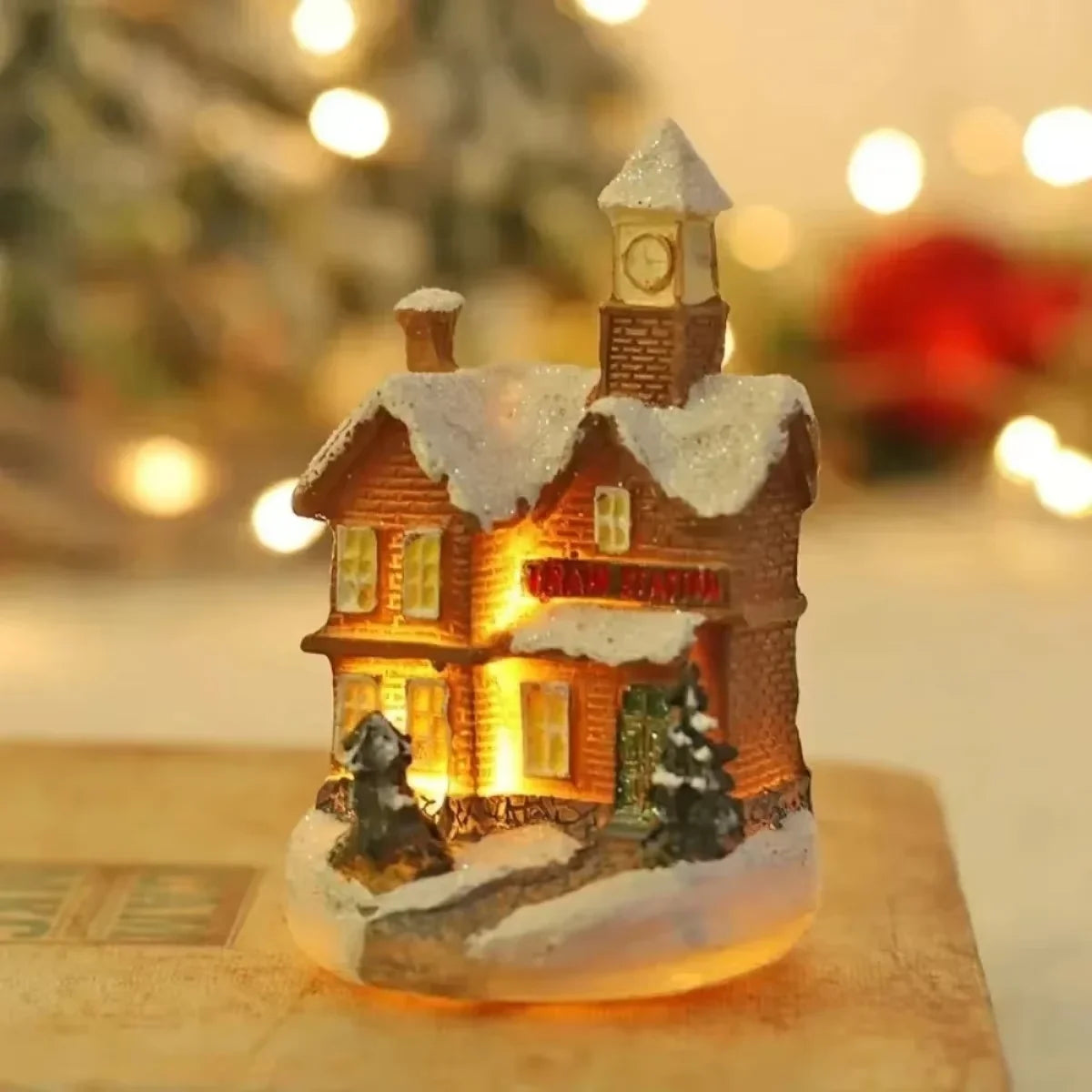Casa LED navideña con agujas de pino, muñeco de nieve, decoración luminosa, resina, Papá Noel, tienda, micro adornos paisajísticos.
